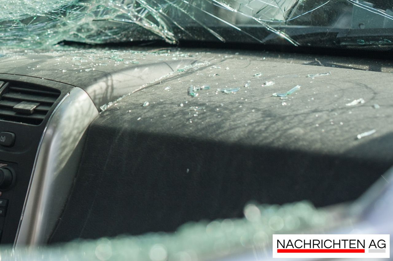 Schwerer Unfall auf B85: Familie in Kia überschlägt sich!