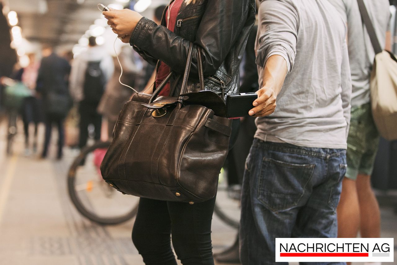 Diebstahl im ICE: Unbekannter stiehlt Handtasche von ahnungsloser Frau