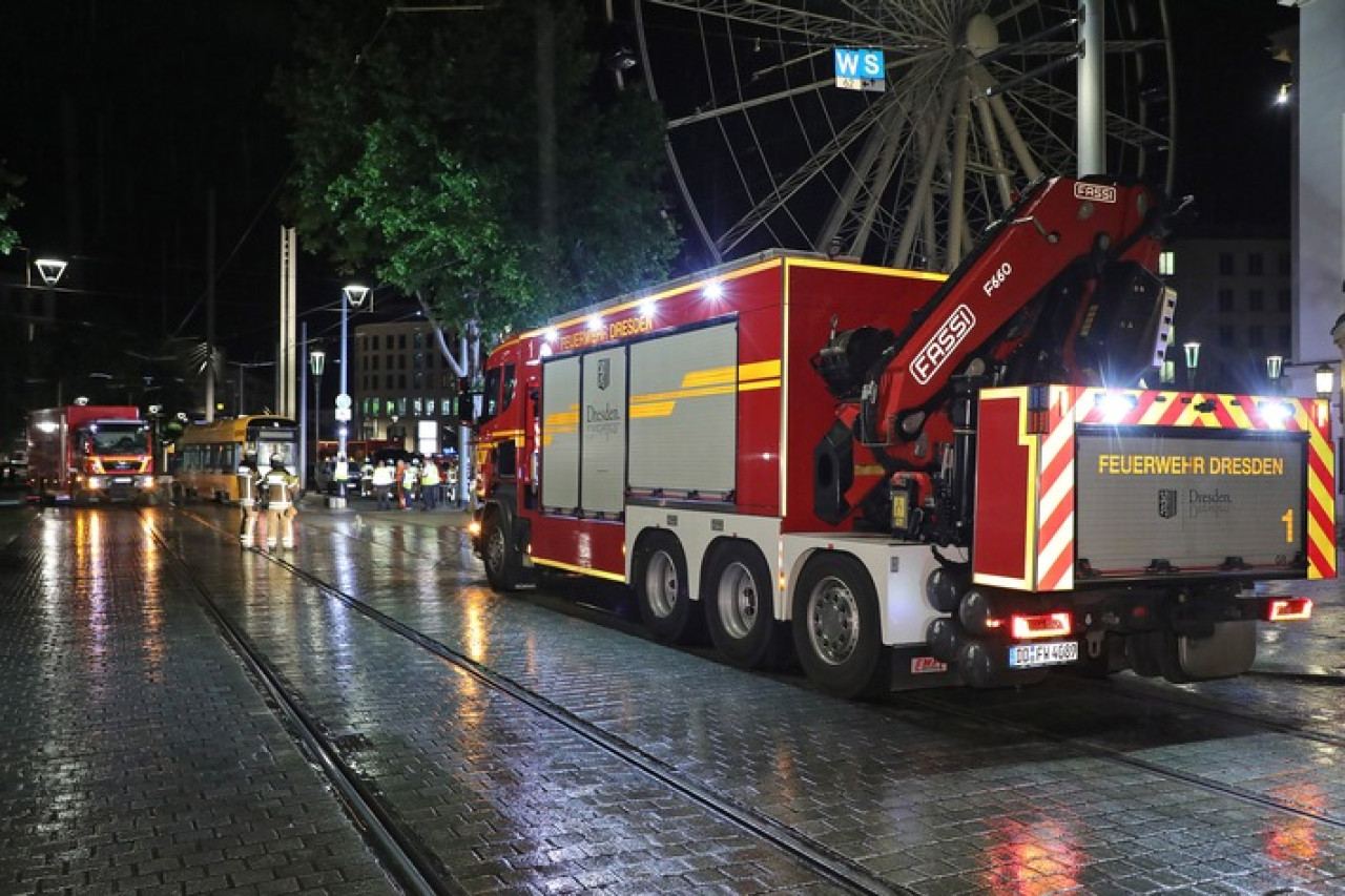 Dresden: Feuerwehr rettet Straßenbahn nach spektakulärem Weichenfehler!