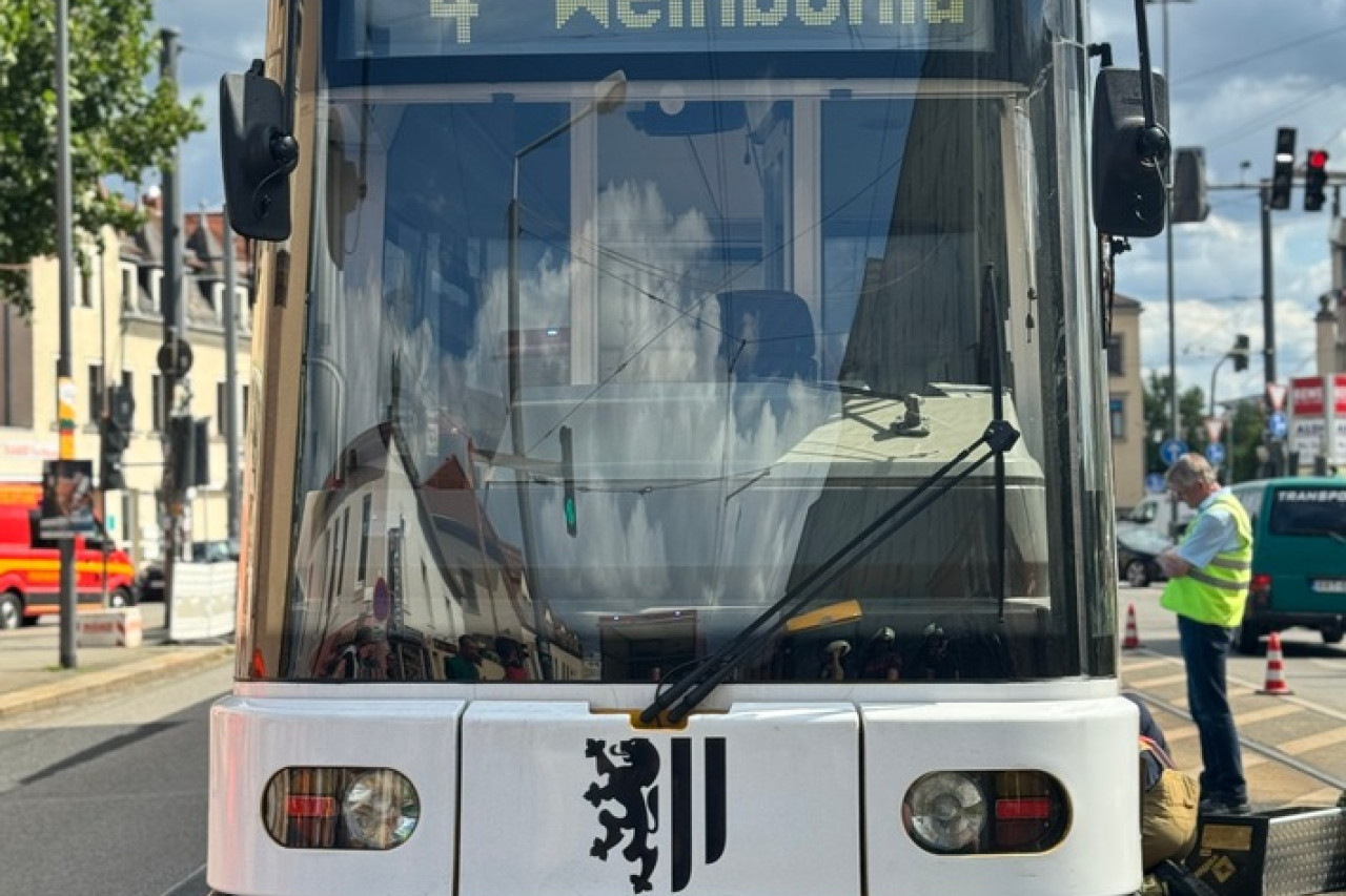 Dresden im Einsatz: Entgleiste Straßenbahn blitzschnell zurück ins Gleis!