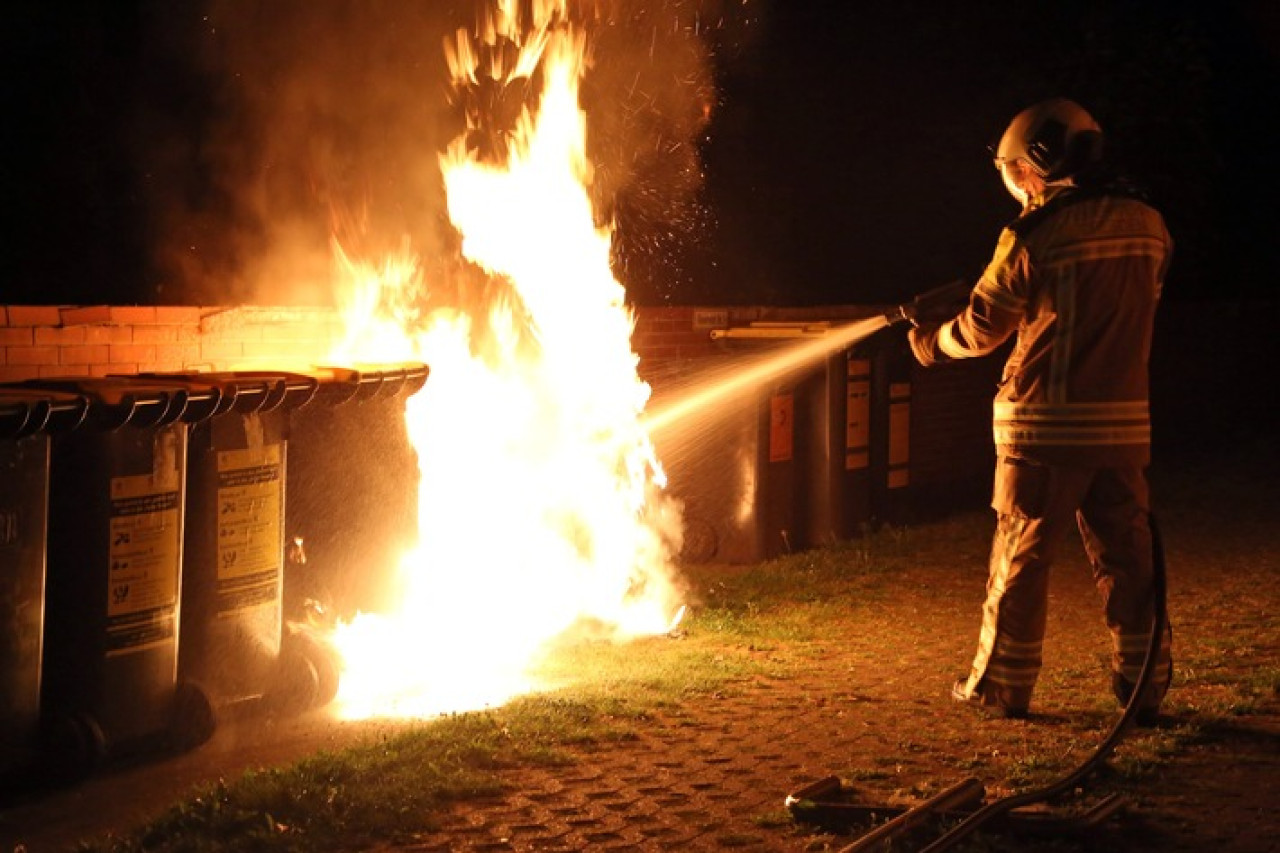 Dresden: Feuerwehr kämpft gegen mehrere Containerbrände in der Neustadt!