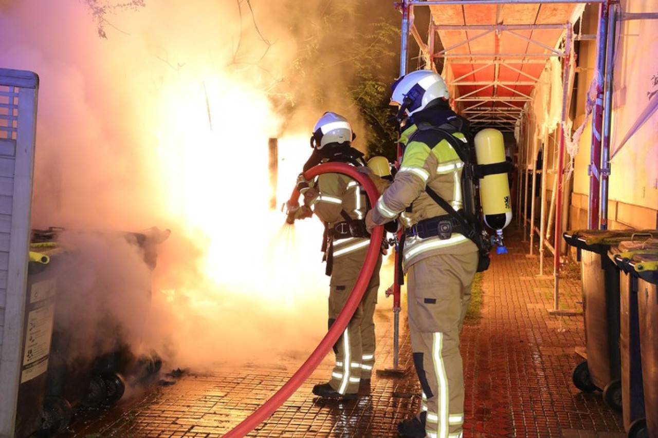Dresden brennt: Feuerwehr kämpft gegen mehrere Mülltonnen-Brände!