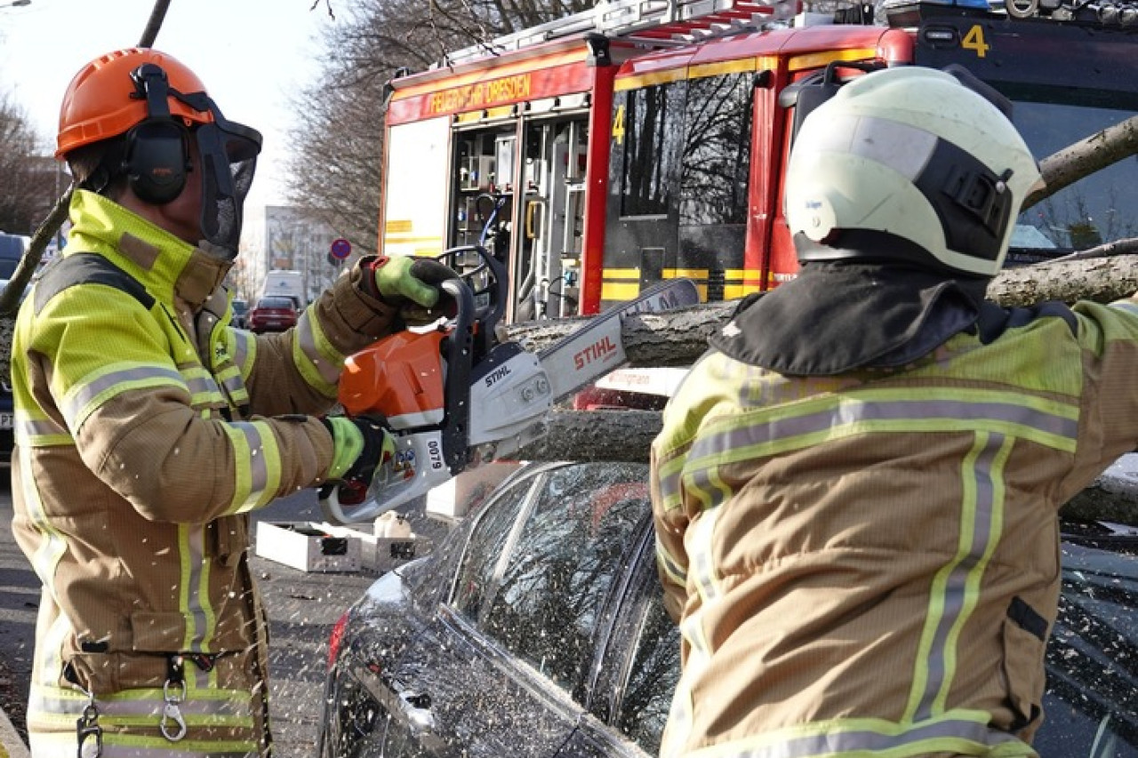 Sturm und Feuer: Dresdner Feuerwehr im Dauereinsatz nach Unwetter!