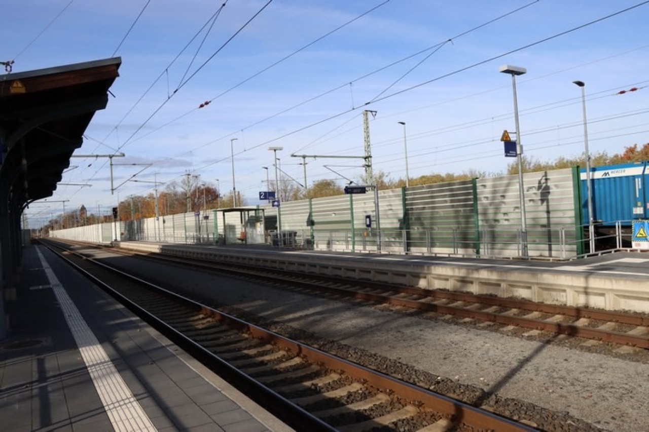 Vandalismus am Bahnhof: Lärmschutzwand in Niesky stark beschädigt!