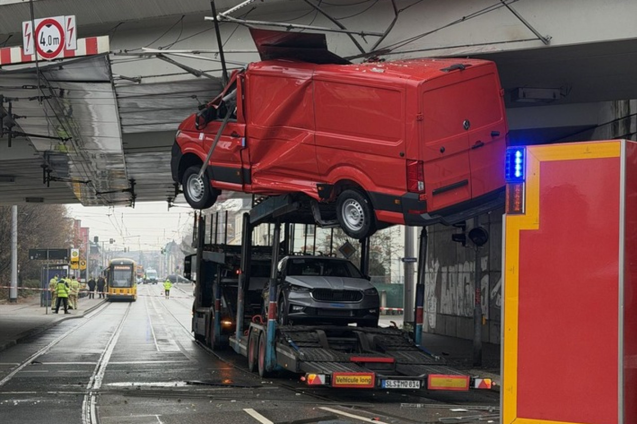 Dresden in Aufregung: Feuerwehr löscht gefährliches Chaos unter Brücke!