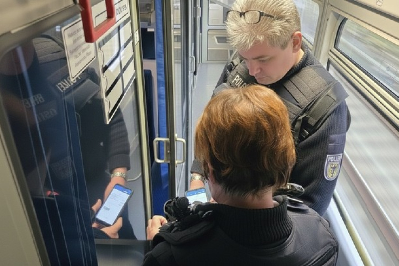 Unerlaubte Einreise: Bundespolizei stoppt Mauritius-Traumpaar im Zug!